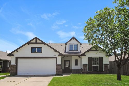 10725 N 152nd East Ave, Owasso, OK, 74055-6385 | Card Image