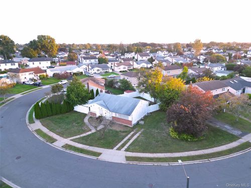 58 Amherst Ln, Hicksville, NY, 11801-3304 | Card Image