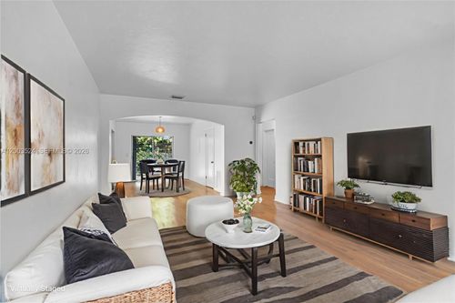 10 Century Ln, Miami Beach, FL, 33139-8803 | Card Image