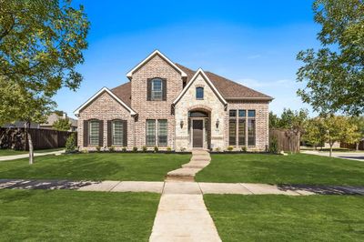 View of front facade with a front yard | Image 1