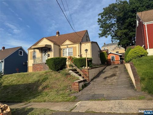 22 Northview Ter, Garfield, NJ, 07026-1016 | Card Image