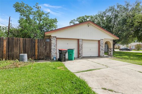 1304 Greenwood Dr, Baytown, TX, 77520-5651 | Card Image