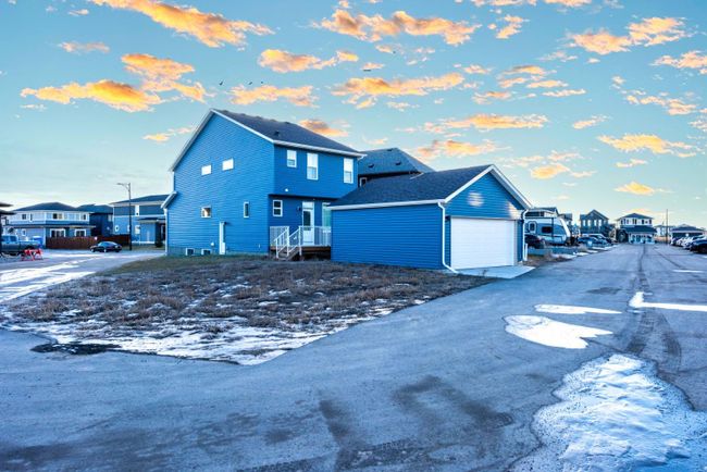1149 Chinook Gate Bay Sw, Home with 4 bedrooms, 3 bathrooms and 2 parking in Airdrie AB | Image 3