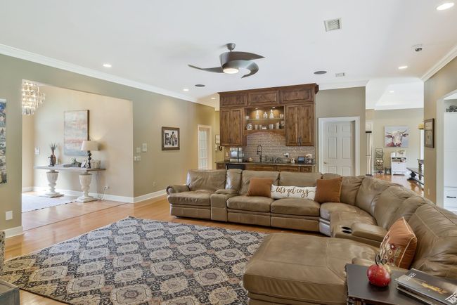 Huge Great room with built-in wet bar! | Image 7