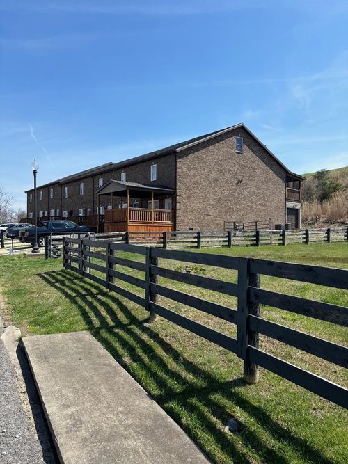 659 Clubhouse Dr, Prestonsburg, KY, 41653-8052 | Card Image