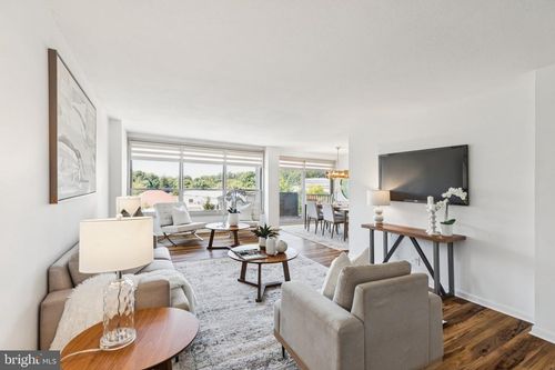 w811-1001 City Ave, WYNNEWOOD, PA, 19096-3902 | Card Image