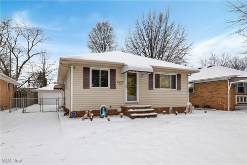 5572 E 141st Street, Maple Heights, OH, 44137 | Card Image