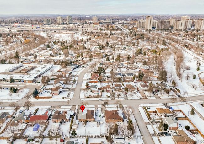 327 Balmoral Dr, House attached with 3 bedrooms, 2 bathrooms and 5 parking in Brampton ON | Image 16
