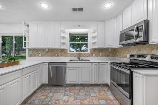 5131 N Us Highway 77, Home with 4 bedrooms, 3 bathrooms and 4 parking in Warda TX | Image 9
