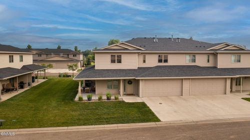 808 Compass Ln, Bismarck, ND, 58504-6382 | Card Image