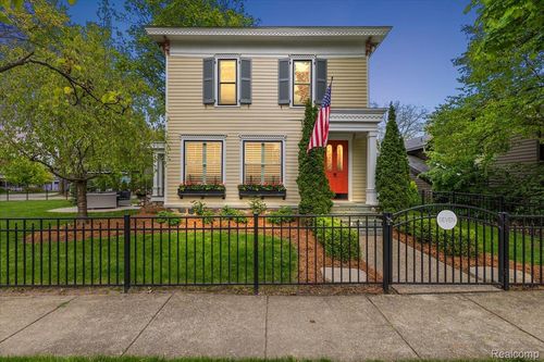 7 Buffalo St, Clarkston, MI, 48346-2101 | Card Image