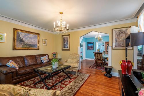 95 243rd St, Floral Park, NY, 11001-3909 | Card Image