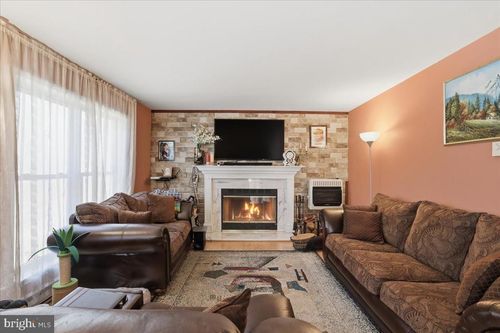 270 Packanack Dr, Gouldsboro, PA, 18424-9212 | Card Image