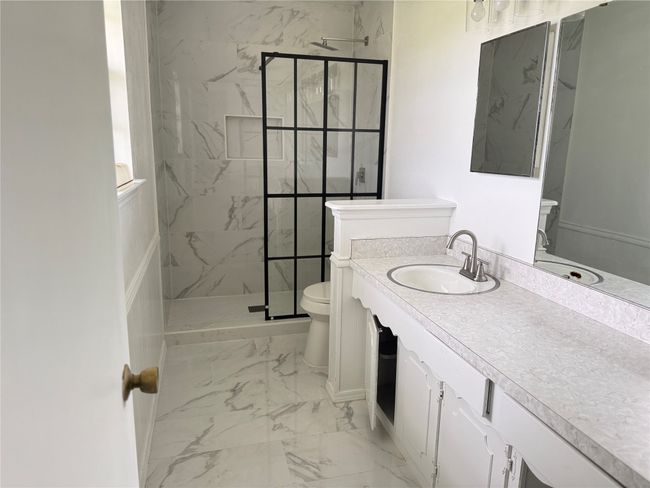 Primary Bathroom | Image 9