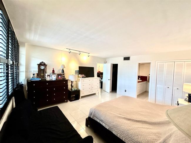 APT-2G - 9500 W Bay Harbor Dr, Condo with 1 bedrooms, 2 bathrooms and null parking in Bay Harbor Islands FL | Image 15