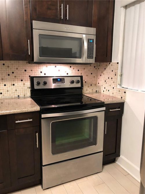 2-221 Sw 9 Ave, MIAMI, FL, 33130 | Card Image