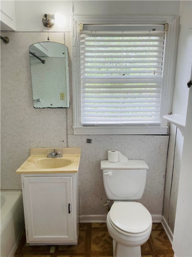 Upstairs bathroom | Image 17