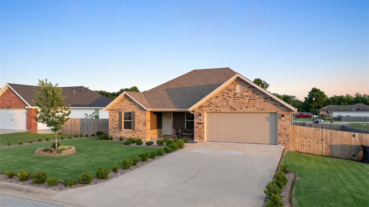 Seabiscuit Dr, Prairie Grove, AR 72753