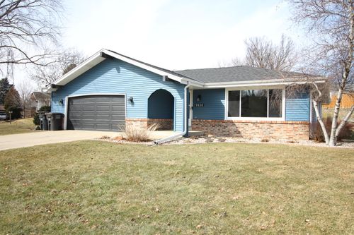 9830 W Plainfield Ave, Greenfield, WI, 53228-2128 | Card Image