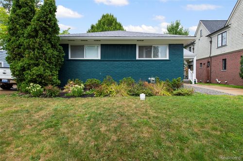 10534 Kingston Ave, Huntington Woods, MI, 48070-1158 | Card Image
