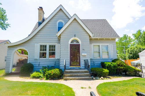 221 Courtland St, Mundelein, IL, 60060-2213 | Card Image