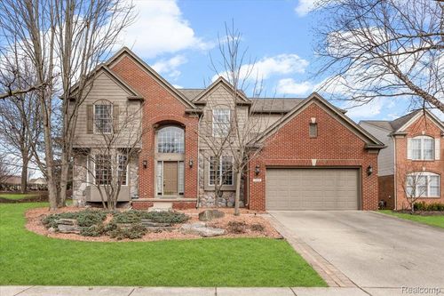 7555 Windgate Cir, West Bloomfield, MI, 48323-3911 | Card Image