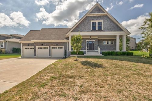 9742 Shady Bend Cir, Lenexa, KS, 66227-7326 | Card Image