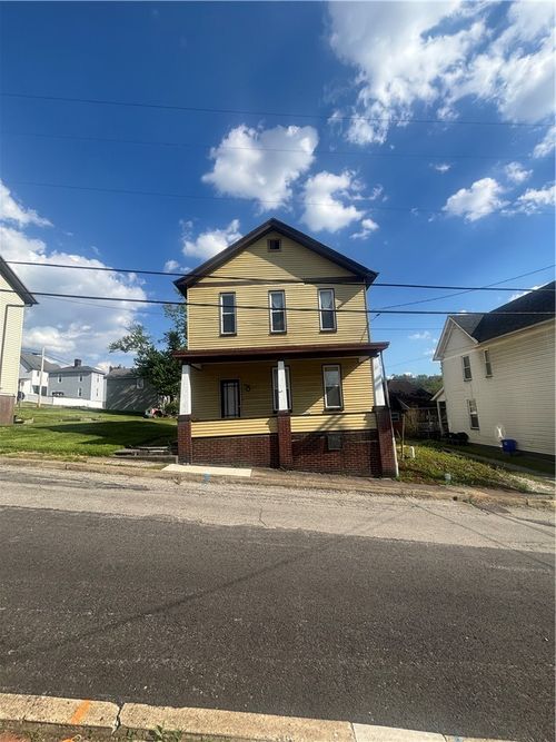 16 Oak St, Manor, PA, 15665-1608 | Card Image