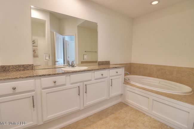 8MasterBath | Image 9