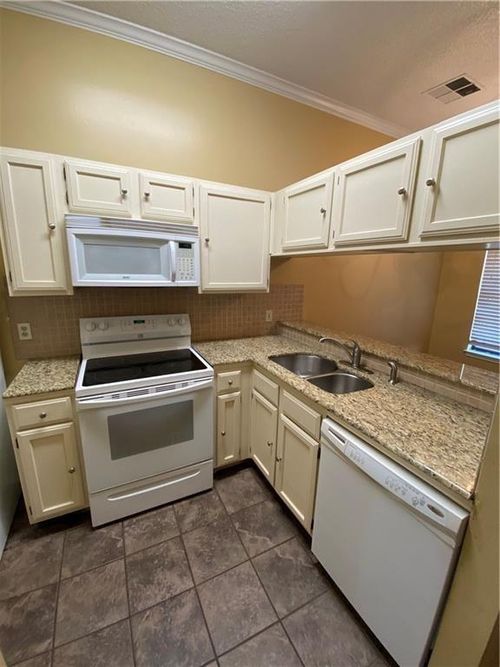 apt-311-2802 Nueces St, Austin, TX, 78705-3752 | Card Image