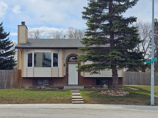 711 8 Avenue Se, Home with 4 bedrooms, 2 bathrooms and 5 parking in High River AB | Image 2