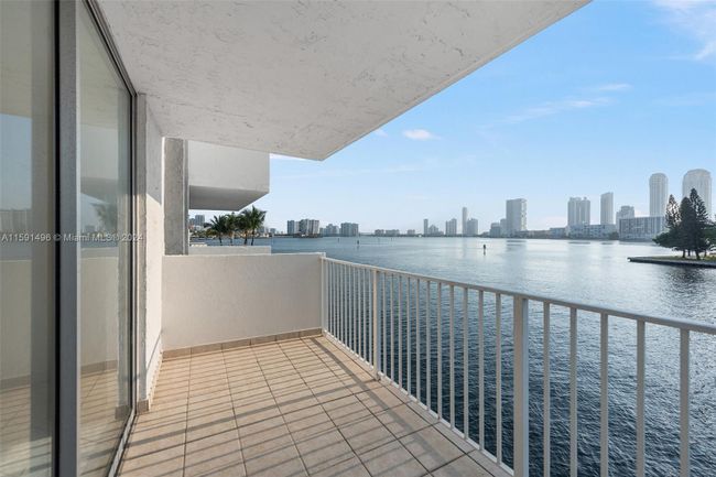 304 - 4000 Ne 170th St, Condo with 2 bedrooms, 2 bathrooms and null parking in North Miami Beach FL | Image 3