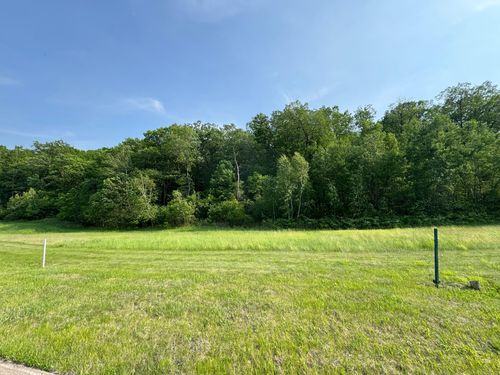 2812 Oakhurst Dr, Lake City, MN, 55041-1951 | Card Image