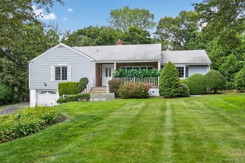 4 Woodleaf Court, Huntington, NY, 11724 | Card Image