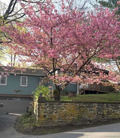 29 White St, Highland, NY, 12528-1621 | Card Image