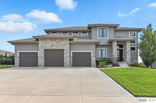 18716 Hampton Dr, Omaha, NE, 68136-2160 | Card Image