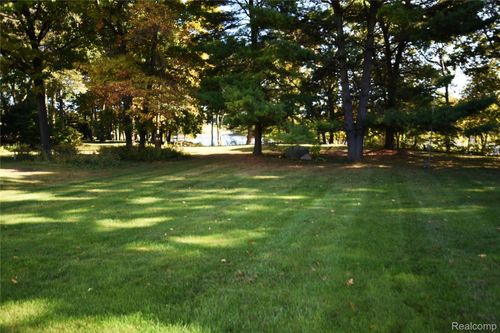 1337 Osborn Lake Dr, Brighton, MI, 48114-8729 | Card Image