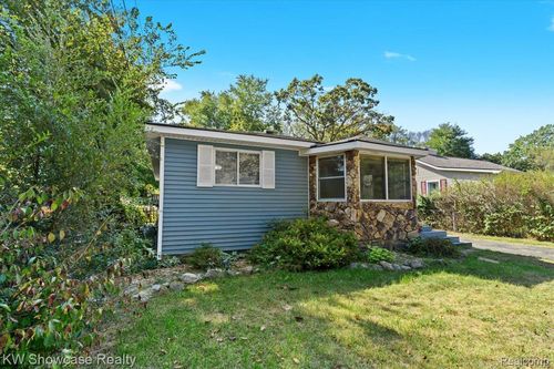 9333 Beechcrest St, White Lake, MI, 48386-3207 | Card Image