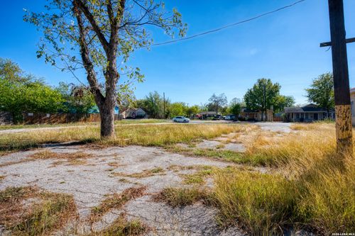 1015 Fresno, San Antonio, TX, 78201-4225 | Card Image