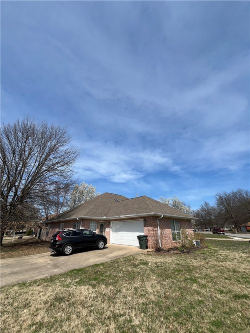 746 N Larkspur Ln, Fayetteville, AR, 72704-5119 | Card Image