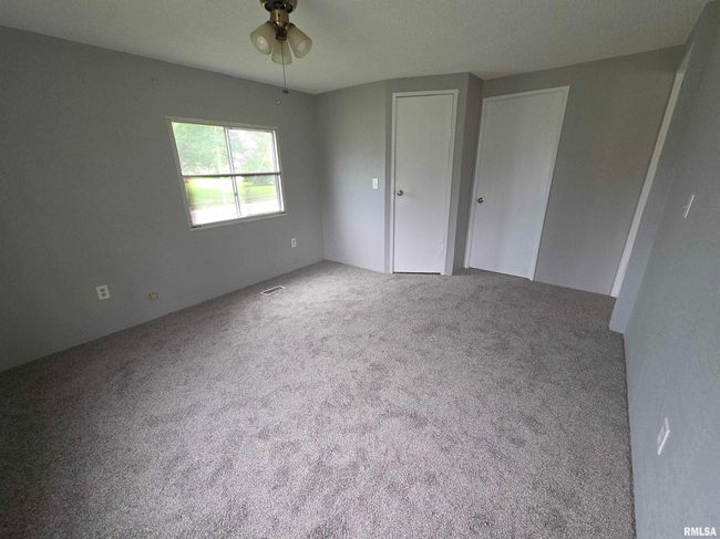 201 E 3 Rd St, Home with 3 bedrooms, 2 bathrooms and 2 parking in Christopher IL | Image 23