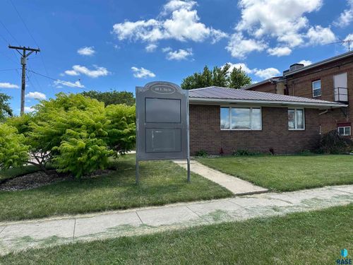 105 E 5th St, Freeman, SD, 57029-2077 | Card Image