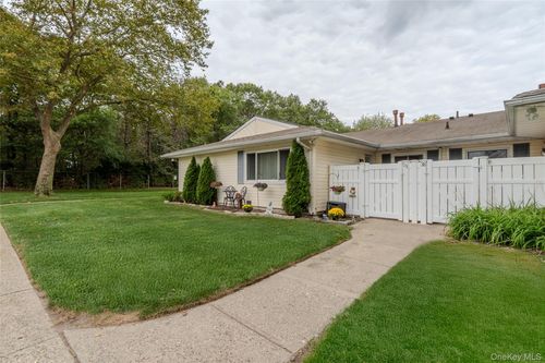 39 Storm Dr, Holtsville, NY, 11742-1907 | Card Image