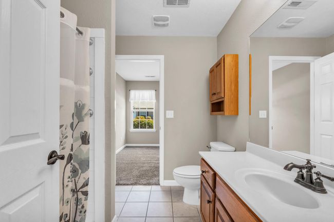 En-suite bath shared with both bedrooms | Image 16