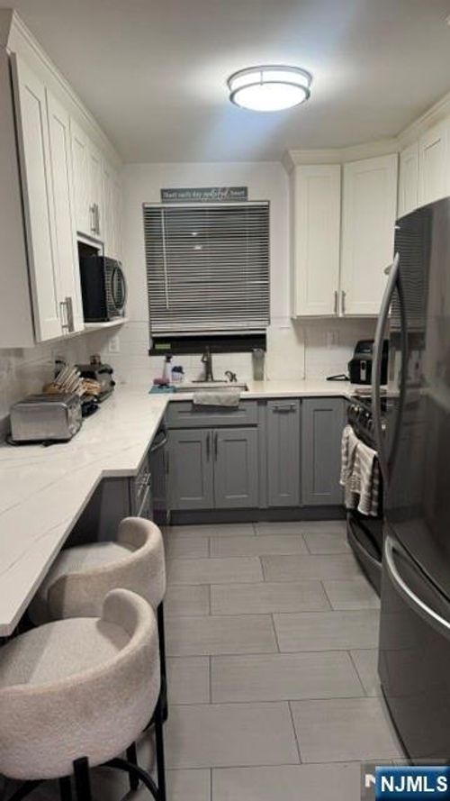 584 Anderson Ave, Cliffside Park, NJ, 07010-1727 | Card Image