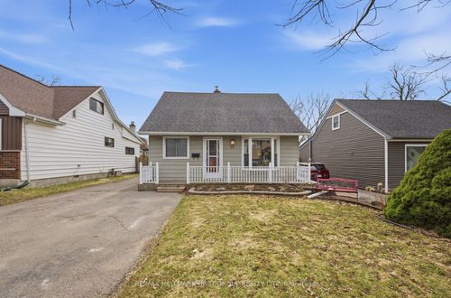 17 Brock St, Ajax, ON, L1S1S9 | Card Image