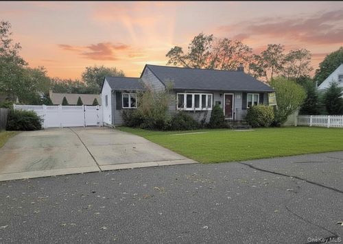 449 52nd St, Lindenhurst, NY, 11757-1666 | Card Image