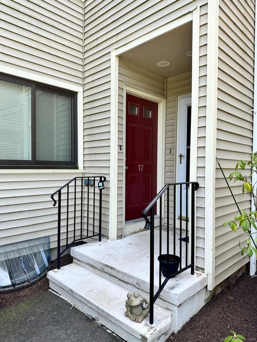 17-17 Lance Cir, Bridgeport, CT, 06606-1051 | Card Image