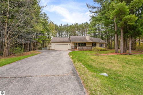 9239 Evergreen Dr, Traverse City, MI, 49684-8098 | Card Image