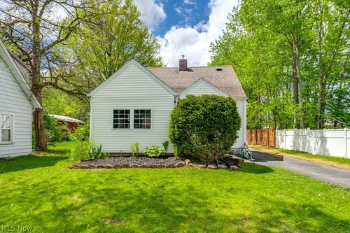 7086 Mckenzie Rd, Olmsted Twp, OH, 44138-1119 | Card Image